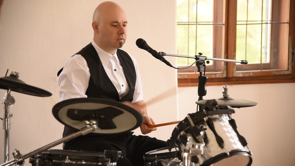 Liveband Firmenfeier, Musik für Firmenfeier, Band für Firmenfeier, Musik für Betriebsfeier, Band für Betriebsfeier, Musik für Weihnachtsfeier, Band für Weihnachtsfeier, Musik für Sommerfest, Band für Sommerfest, Musik für Firmenevent, Band für Firmenevent, Musik für Gala, Band für Galaabend, Eventband Österreich, Partyband Firmenfeier, Musik für Business-Events, Musik für Firmenjubiläum, Band für Produktpräsentation, Musik für Messe-Event, Live-Musik Firmenfeier, Unterhaltung Firmenfeier, professionelle Eventband, Livemusik für Unternehmen, Musik für Kundenevent, Musik für Mitarbeiterevent, Band für Mitarbeiterehrung, Musik für Adventfeier, Lounge-Musik Firmenfeier, Tanzmusik Firmenfeier, Musik für Empfang, Musik für Networking-Event, Musik für Kick-off Event, Hintergrundmusik Business-Event, Stimmungsmusik Firmenfeier, Eventmusik Österreich, Band buchen Firmenfeier