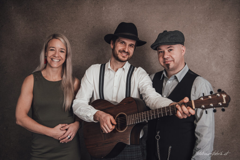 Hochzeitsband Österreich, Liveband Hochzeit, Musik für Trauung, Musik für Agape, Musik für Sektempfang, Musik für Hochzeitsparty, Musik für Eröffnungstanz, Tanzmusik Hochzeit, Band für Hochzeit buchen, Hochzeitsmusik live, Hochzeitsband Steiermark, Hochzeitsband Wien, Hochzeitsband Burgenland, Hochzeitsband Niederösterreich, Hochzeitsband Salzburg, Hochzeitsband Kärnten, Hochzeitsband Oberösterreich, Austropop Band Hochzeit, Partyband Hochzeit, Coverband Österreich, Rockband Hochzeit, Popband Hochzeit, Jazzband Hochzeit, Musikduo Hochzeit, Alleinunterhalter Hochzeit, Musik für freie Trauung, Musik für kirchliche Trauung, Musik für Brautstehlen, Musik für Hochzeitstanz, Musik für Aftershowparty, Musik für Hochzeitsdinner, Emotionale Hochzeitsmusik, Stimmung auf der Hochzeit, Musik für Gänsehautmomente, Livemusik mit Gefühl, Unvergessliche Hochzeitsmomente