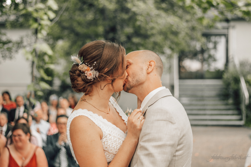 Hochzeitsband Österreich, Liveband Hochzeit, Musik für Trauung, Musik für Agape, Musik für Sektempfang, Musik für Hochzeitsparty, Musik für Eröffnungstanz, Tanzmusik Hochzeit, Band für Hochzeit buchen, Hochzeitsmusik live, Hochzeitsband Steiermark, Hochzeitsband Wien, Hochzeitsband Burgenland, Hochzeitsband Niederösterreich, Hochzeitsband Salzburg, Hochzeitsband Kärnten, Hochzeitsband Oberösterreich, Austropop Band Hochzeit, Partyband Hochzeit, Coverband Österreich, Rockband Hochzeit, Popband Hochzeit, Jazzband Hochzeit, Musikduo Hochzeit, Alleinunterhalter Hochzeit, Musik für freie Trauung, Musik für kirchliche Trauung, Musik für Brautstehlen, Musik für Hochzeitstanz, Musik für Aftershowparty, Musik für Hochzeitsdinner, Emotionale Hochzeitsmusik, Stimmung auf der Hochzeit, Musik für Gänsehautmomente, Livemusik mit Gefühl, Unvergessliche Hochzeitsmomente, hochzeitsfotograf burgenland, hochzeitsfotograf kitzladen, hochzeitsfotograf oberwart, hochzeitsreportage burgenland, hochzeitsreportage kitzladen, hochzeitsreportage oberwart, fotograf hochzeit burgenland, fotograf hochzeit kitzladen, fotograf hochzeit oberwart, hochzeitsfotografie burgenland, hochzeitsfotos burgenland, heiraten im burgenland, professionelle hochzeitsfotos, natürlicher hochzeitsfotograf, emotionale hochzeitsreportage, hochzeitsbilder burgenland, hochzeit fotografieren lassen burgenland, fotograf für hochzeit pinkafeld, brautpaarshooting burgenland, hochzeit schloss rotenturm, hochzeit schloss tabor, hochzeitsfotograf südburgenland, hochzeitsfotograf pinkafeld, fotograf für freie trauung burgenland, standesamtliche hochzeit burgenland, hochzeitsfotograf stegersbach, hochzeitsfotograf bad tatzmannsdorf