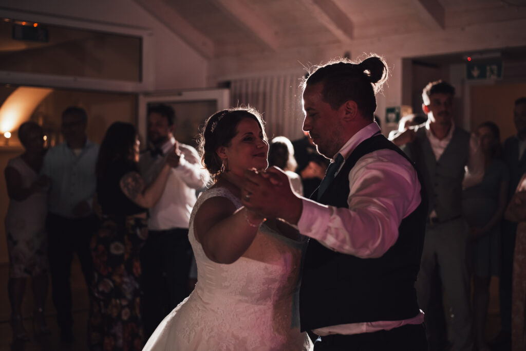 Hochzeitsband Österreich, Liveband Hochzeit, Musik für Trauung, Musik für Agape, Musik für Sektempfang, Musik für Hochzeitsparty, Musik für Eröffnungstanz, Tanzmusik Hochzeit, Band für Hochzeit buchen, Hochzeitsmusik live, Hochzeitsband Steiermark, Hochzeitsband Wien, Hochzeitsband Burgenland, Hochzeitsband Niederösterreich, Hochzeitsband Salzburg, Hochzeitsband Kärnten, Hochzeitsband Oberösterreich, Austropop Band Hochzeit, Partyband Hochzeit, Coverband Österreich, Rockband Hochzeit, Popband Hochzeit, Jazzband Hochzeit, Musikduo Hochzeit, Alleinunterhalter Hochzeit, Musik für freie Trauung, Musik für kirchliche Trauung, Musik für Brautstehlen, Musik für Hochzeitstanz, Musik für Aftershowparty, Musik für Hochzeitsdinner, Emotionale Hochzeitsmusik, Stimmung auf der Hochzeit, Musik für Gänsehautmomente, Livemusik mit Gefühl, Unvergessliche Hochzeitsmomente, hochzeitsfotograf burgenland, hochzeitsfotograf kitzladen, hochzeitsfotograf oberwart, hochzeitsreportage burgenland, hochzeitsreportage kitzladen, hochzeitsreportage oberwart, fotograf hochzeit burgenland, fotograf hochzeit kitzladen, fotograf hochzeit oberwart, hochzeitsfotografie burgenland, hochzeitsfotos burgenland, heiraten im burgenland, professionelle hochzeitsfotos, natürlicher hochzeitsfotograf, emotionale hochzeitsreportage, hochzeitsbilder burgenland, hochzeit fotografieren lassen burgenland, fotograf für hochzeit pinkafeld, brautpaarshooting burgenland, hochzeit schloss rotenturm, hochzeit schloss tabor, hochzeitsfotograf südburgenland, hochzeitsfotograf pinkafeld, fotograf für freie trauung burgenland, standesamtliche hochzeit burgenland, hochzeitsfotograf stegersbach, hochzeitsfotograf bad tatzmannsdorf