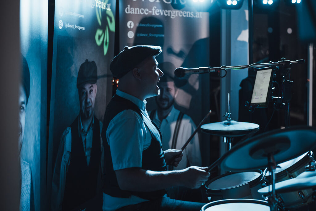 Hochzeitsband Österreich, Liveband Hochzeit, Musik für Trauung, Musik für Agape, Musik für Sektempfang, Musik für Hochzeitsparty, Musik für Eröffnungstanz, Tanzmusik Hochzeit, Band für Hochzeit buchen, Hochzeitsmusik live, Hochzeitsband Steiermark, Hochzeitsband Wien, Hochzeitsband Burgenland, Hochzeitsband Niederösterreich, Hochzeitsband Salzburg, Hochzeitsband Kärnten, Hochzeitsband Oberösterreich, Austropop Band Hochzeit, Partyband Hochzeit, Coverband Österreich, Rockband Hochzeit, Popband Hochzeit, Jazzband Hochzeit, Musikduo Hochzeit, Alleinunterhalter Hochzeit, Musik für freie Trauung, Musik für kirchliche Trauung, Musik für Brautstehlen, Musik für Hochzeitstanz, Musik für Aftershowparty, Musik für Hochzeitsdinner, Emotionale Hochzeitsmusik, Stimmung auf der Hochzeit, Musik für Gänsehautmomente, Livemusik mit Gefühl, Unvergessliche Hochzeitsmomente, hochzeitsfotograf burgenland, hochzeitsfotograf kitzladen, hochzeitsfotograf oberwart, hochzeitsreportage burgenland, hochzeitsreportage kitzladen, hochzeitsreportage oberwart, fotograf hochzeit burgenland, fotograf hochzeit kitzladen, fotograf hochzeit oberwart, hochzeitsfotografie burgenland, hochzeitsfotos burgenland, heiraten im burgenland, professionelle hochzeitsfotos, natürlicher hochzeitsfotograf, emotionale hochzeitsreportage, hochzeitsbilder burgenland, hochzeit fotografieren lassen burgenland, fotograf für hochzeit pinkafeld, brautpaarshooting burgenland, hochzeit schloss rotenturm, hochzeit schloss tabor, hochzeitsfotograf südburgenland, hochzeitsfotograf pinkafeld, fotograf für freie trauung burgenland, standesamtliche hochzeit burgenland, hochzeitsfotograf stegersbach, hochzeitsfotograf bad tatzmannsdorf