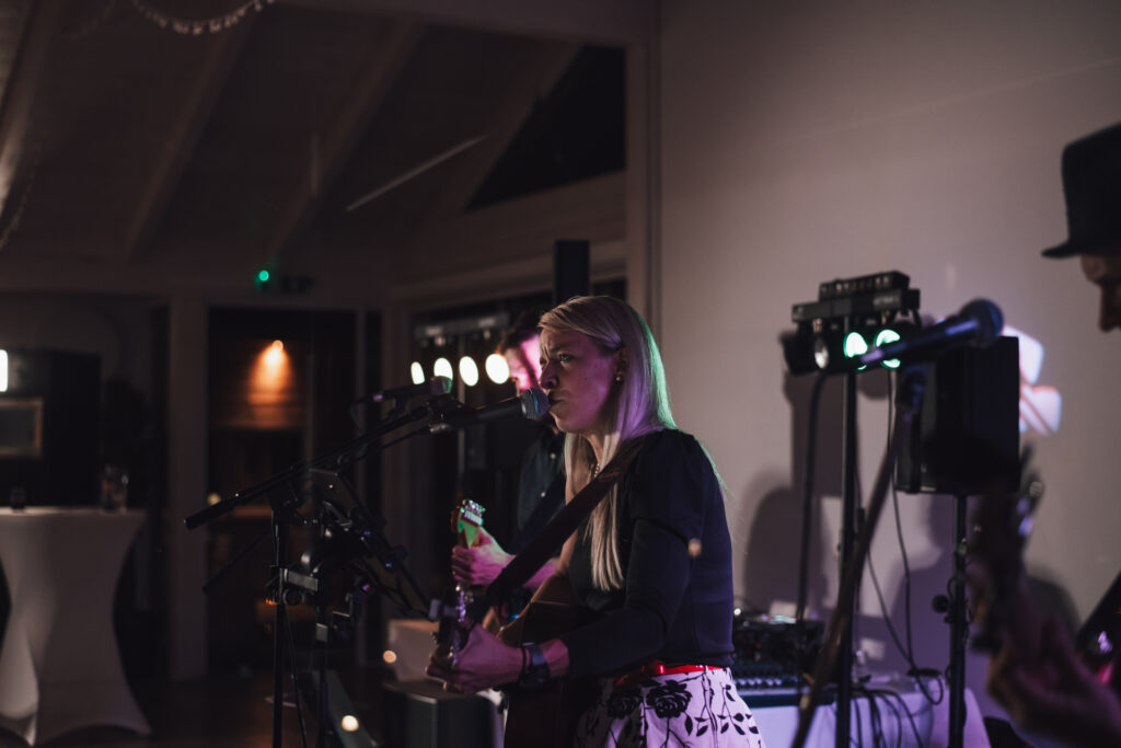 Hochzeitsband Österreich, Liveband Hochzeit, Musik für Trauung, Musik für Agape, Musik für Sektempfang, Musik für Hochzeitsparty, Musik für Eröffnungstanz, Tanzmusik Hochzeit, Band für Hochzeit buchen, Hochzeitsmusik live, Hochzeitsband Steiermark, Hochzeitsband Wien, Hochzeitsband Burgenland, Hochzeitsband Niederösterreich, Hochzeitsband Salzburg, Hochzeitsband Kärnten, Hochzeitsband Oberösterreich, Austropop Band Hochzeit, Partyband Hochzeit, Coverband Österreich, Rockband Hochzeit, Popband Hochzeit, Jazzband Hochzeit, Musikduo Hochzeit, Alleinunterhalter Hochzeit, Musik für freie Trauung, Musik für kirchliche Trauung, Musik für Brautstehlen, Musik für Hochzeitstanz, Musik für Aftershowparty, Musik für Hochzeitsdinner, Emotionale Hochzeitsmusik, Stimmung auf der Hochzeit, Musik für Gänsehautmomente, Livemusik mit Gefühl, Unvergessliche Hochzeitsmomente, hochzeitsfotograf burgenland, hochzeitsfotograf kitzladen, hochzeitsfotograf oberwart, hochzeitsreportage burgenland, hochzeitsreportage kitzladen, hochzeitsreportage oberwart, fotograf hochzeit burgenland, fotograf hochzeit kitzladen, fotograf hochzeit oberwart, hochzeitsfotografie burgenland, hochzeitsfotos burgenland, heiraten im burgenland, professionelle hochzeitsfotos, natürlicher hochzeitsfotograf, emotionale hochzeitsreportage, hochzeitsbilder burgenland, hochzeit fotografieren lassen burgenland, fotograf für hochzeit pinkafeld, brautpaarshooting burgenland, hochzeit schloss rotenturm, hochzeit schloss tabor, hochzeitsfotograf südburgenland, hochzeitsfotograf pinkafeld, fotograf für freie trauung burgenland, standesamtliche hochzeit burgenland, hochzeitsfotograf stegersbach, hochzeitsfotograf bad tatzmannsdorf