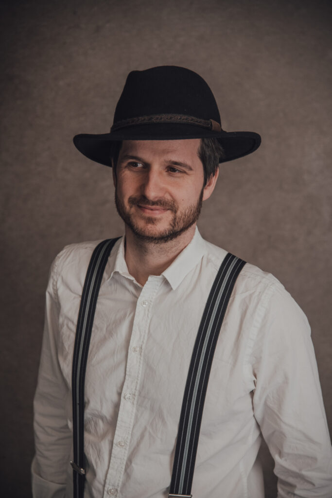 Hochzeitsband Österreich, Liveband Hochzeit, Musik für Trauung, Musik für Agape, Musik für Sektempfang, Musik für Hochzeitsparty, Musik für Eröffnungstanz, Tanzmusik Hochzeit, Band für Hochzeit buchen, Hochzeitsmusik live, Hochzeitsband Steiermark, Hochzeitsband Wien, Hochzeitsband Burgenland, Hochzeitsband Niederösterreich, Hochzeitsband Salzburg, Hochzeitsband Kärnten, Hochzeitsband Oberösterreich, Austropop Band Hochzeit, Partyband Hochzeit, Coverband Österreich, Rockband Hochzeit, Popband Hochzeit, Jazzband Hochzeit, Musikduo Hochzeit, Alleinunterhalter Hochzeit, Musik für freie Trauung, Musik für kirchliche Trauung, Musik für Brautstehlen, Musik für Hochzeitstanz, Musik für Aftershowparty, Musik für Hochzeitsdinner, Emotionale Hochzeitsmusik, Stimmung auf der Hochzeit, Musik für Gänsehautmomente, Livemusik mit Gefühl, Unvergessliche Hochzeitsmomente