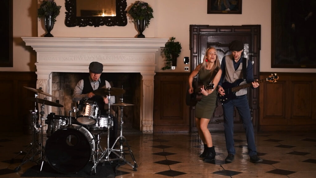 Hochzeitsband Österreich, Liveband Hochzeit, Musik für Trauung, Musik für Agape, Musik für Sektempfang, Musik für Hochzeitsparty, Musik für Eröffnungstanz, Tanzmusik Hochzeit, Band für Hochzeit buchen, Hochzeitsmusik live, Hochzeitsband Steiermark, Hochzeitsband Wien, Hochzeitsband Burgenland, Hochzeitsband Niederösterreich, Hochzeitsband Salzburg, Hochzeitsband Kärnten, Hochzeitsband Oberösterreich, Austropop Band Hochzeit, Partyband Hochzeit, Coverband Österreich, Rockband Hochzeit, Popband Hochzeit, Jazzband Hochzeit, Musikduo Hochzeit, Alleinunterhalter Hochzeit, Musik für freie Trauung, Musik für kirchliche Trauung, Musik für Brautstehlen, Musik für Hochzeitstanz, Musik für Aftershowparty, Musik für Hochzeitsdinner, Emotionale Hochzeitsmusik, Stimmung auf der Hochzeit, Musik für Gänsehautmomente, Livemusik mit Gefühl, Unvergessliche Hochzeitsmomente