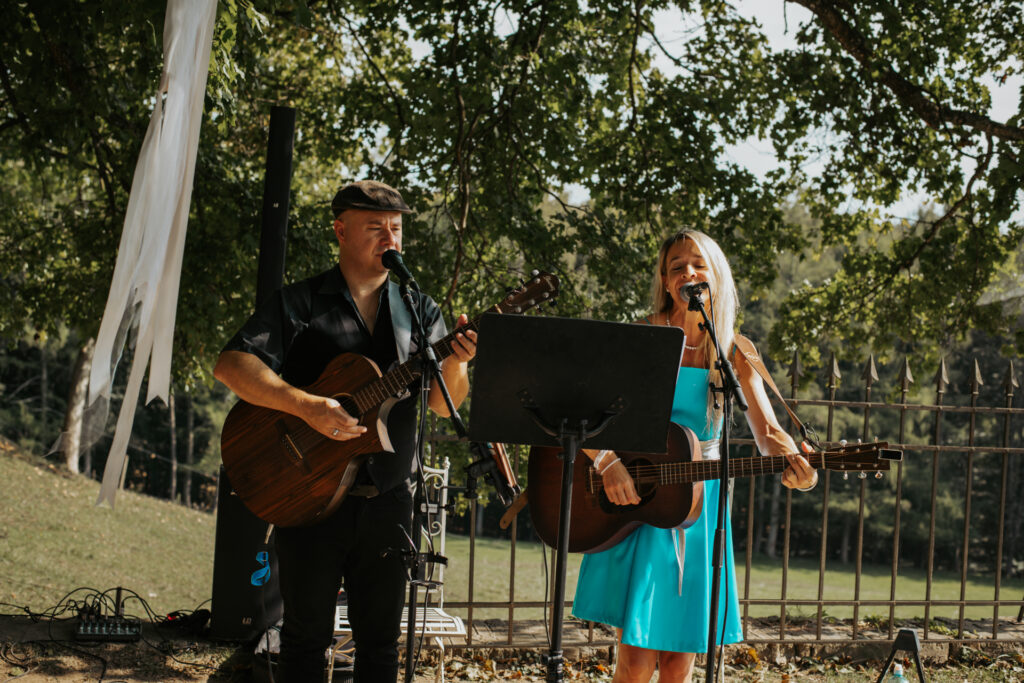 Hochzeitsband, Hochzeitsband Österreich, Liveband Hochzeit, Musik für Trauung, Musik für Agape, Musik für Sektempfang, Musik für Hochzeitsparty, Musik für Eröffnungstanz, Tanzmusik Hochzeit, Band für Hochzeit buchen, Hochzeitsmusik live, Hochzeitsband Steiermark, Hochzeitsband Wien, Hochzeitsband Burgenland, Hochzeitsband Niederösterreich, Hochzeitsband Salzburg, Hochzeitsband Kärnten, Hochzeitsband Oberösterreich, Austropop Band Hochzeit, Partyband Hochzeit, Coverband Österreich, Rockband Hochzeit, Popband Hochzeit, Jazzband Hochzeit, Musikduo Hochzeit, Alleinunterhalter Hochzeit, Musik für freie Trauung, Musik für kirchliche Trauung, Musik für Brautstehlen, Musik für Hochzeitstanz, Musik für Aftershowparty, Musik für Hochzeitsdinner, Emotionale Hochzeitsmusik, Stimmung auf der Hochzeit, Musik für Gänsehautmomente, Livemusik mit Gefühl, Unvergessliche Hochzeitsmomente
